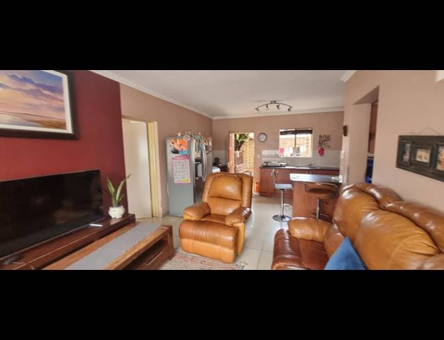 3 BEDROOM TOWNHOUSE FOR SALE IN HEUWELSIG ESTATE